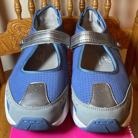 New in Box!! Cheeks Fit Body Walker Size 8 - Picture 2 of 6